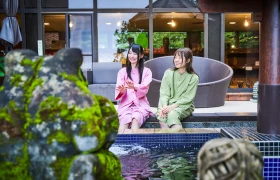画像:館内でくつろぐ2人の女性